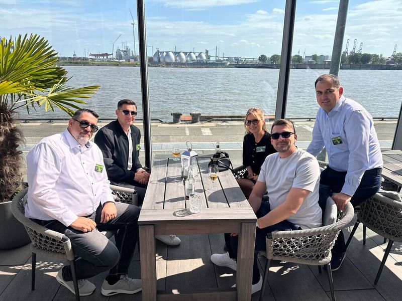 Das Bechtle Team (v. l.) David Denz, Christoph Jäcksch, Maria Buzgau, Daniel Olbrig mit Michael Benesch (ACER) (Bild: Vogel IT-Medien)