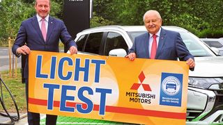 Es lohnt sich für jeden: Autofahrer können im Rahmen des diesjährigen Licht-Tests einen Mitsubishi Outlander Plug-in-Hybrid im Wert von 44.990 Euro gewinnen. Kfz-Betriebe können mithilfe des Licht-Tests Kunden ansprechen und sie in ihre Werkstätten lotsen. (Bild: Promotor)
