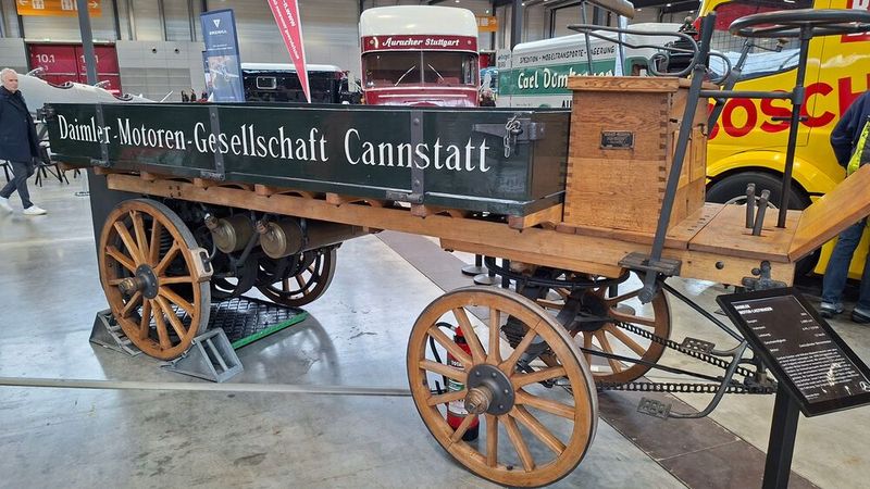 Während Mercedes-Benz Pkw in diesem Jahr 140 Jahre Fahrzeuggeschichte feiert, zelebriert die Nutzfahrzeugsparte 130 Jahre. Im Bild der Nachbau des ersten Lkw von Daimler. (Bild: Dominsky –  »kfz-betrieb«)