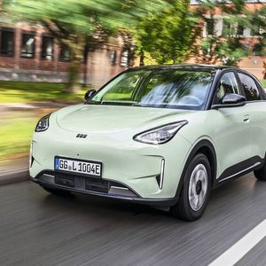 Geely E2: Der 85 kW/115 PS starke Geely E2 ist ein vollelektrische Kleinwagen in der Polo-Klasse, der preislich knapp unter 20.000 Euro startet. Das gut 4,1 Meter lange Modell bietet fünf  Sitzplätze, 375 Liter Kofferraumvolumen, bis zu 1.320 Liter Stauraum bei umgeklappter Rückbank sowie einen zusätzlichen 70-Liter-Frunk. Erhältlich ist das Modell wahlweise mit 35-kWh- oder 47,14-kWh-Batteriekapazität. Der große Akku hat eine WLTP-Reichweite von maximal 345 Kilometern. Bei einer maximalen DC-Ladeleistung von 80 kW benötigt die Batterie 19 Minuten, um sich von 30 auf 80 Prozent aufzuladen.(Bild:  www.weigl.biz)