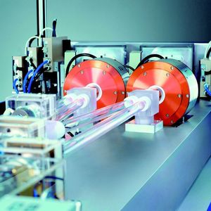 Ein Scheibenlaser mit zwei Kavitäten: In den Röhren läuft der Laserstrahl.