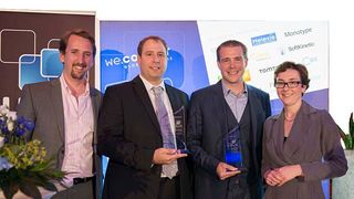 Dr. Matthias Lust (2.v.l.), Leiter der Preh Vorentwicklung, nimmt den Car HMI Award 2014 für das innovative Preh Mittelkonsolen-Konzept entgegen. (Foto: Preh)