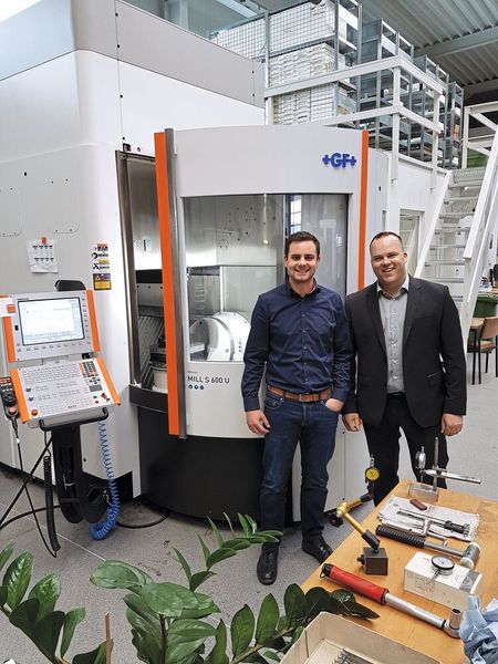 Bastian Schuster (l.), Geschäftsführer von GHD, und Andreas Geinzer, Vertriebsingenieur bei GF Machining Solutions, vor der neuen Mikron Mill S 600 U. (GF Machining Solutions)