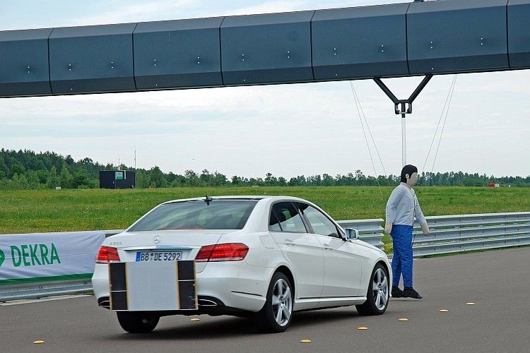 Die Brücke kann die Dummybewegung bei Bedarf nachregulieren – mit einer Abweichung von maximal 0,5 Millimetern. (Foto: Dekra)