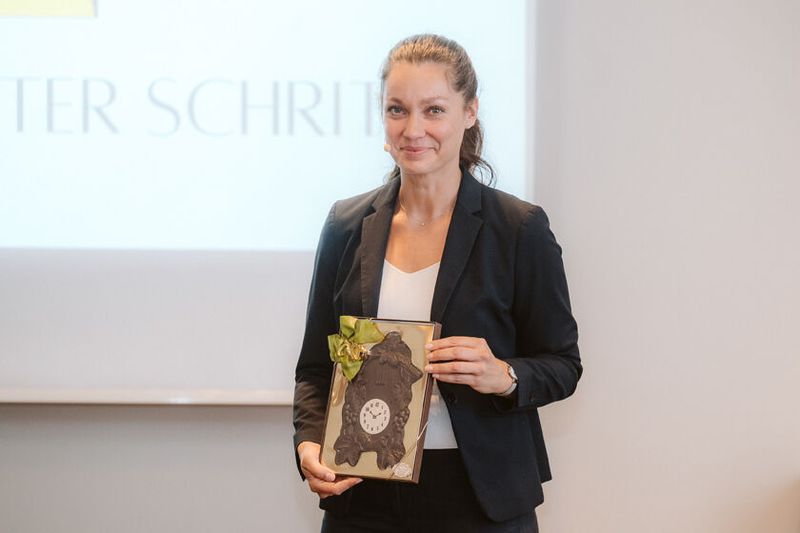 ... und bekommt viel Applaus und eine Schwarzwälder Schokolade für ihren begeisternden Vortrag (Hannah Panidis, Communico). (Bild: KAUFFMANN STUDIOS)