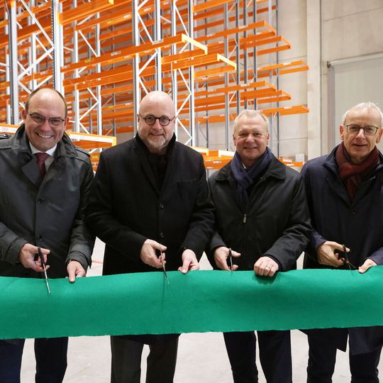 Gemeinsam nahmen Dr. Alexander Wagner und Jürgen Vormann, Geschäftsführer von Infraserv Höchst, mit Dr. Klaus Alberti und Dr. Andreas Brockmeyer, Geschäftsführer Infraserv Logistics (von links), das neue Gefahrstofflager im Industriepark Höchst symbolisch in Betrieb. Gemeinsam nahmen Dr. Alexander Wagner und Jürgen Vormann, Geschäftsführer von Infraserv Höchst, mit Dr. Klaus Alberti und Dr. Andreas Brockmeyer, Geschäftsführer Infraserv Logistics (von links), das neue Gefahrstofflager im Industriepark Höchst symbolisch in Betrieb.