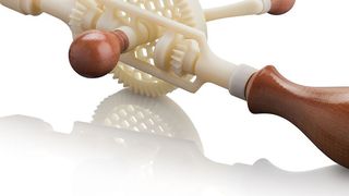 Funktionsfähiger Prototyp eines Handbohrers aus dem 3D-Drucker. Material: Digital ABS Plus Ivory, mit separat 3D-gedruckten Griffen mit Holzmaserung.  (Stratasys)