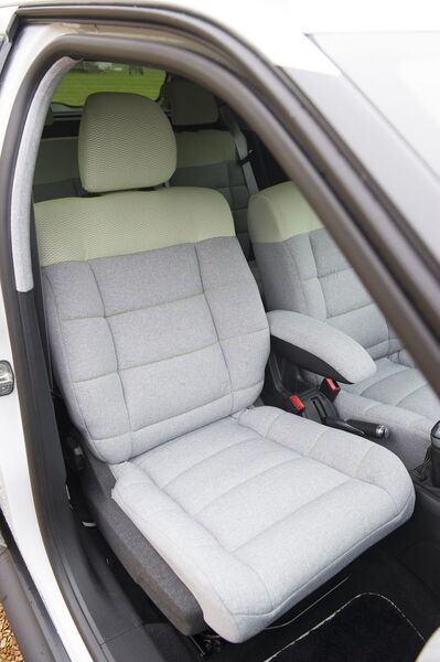 Die speziellen Sitze des Technikträgers sollen ebenfalls ein komfortables Fahrerlebnis vermitteln. Allerdings fühlte sich das neue Gestühl eher weich als bequem an. (Citroën)