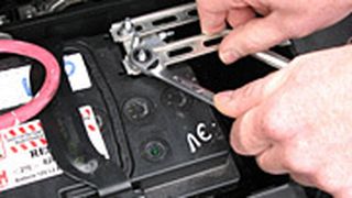 Ein Batteriewechsel an neueren Fahrzeugen lässt sich nicht mehr nebenbei erledigen. Nötig ist die Vorbereitung auf die für das Fahrzeug notwenigen Arbeitsschritte. (Archiv: Vogel Business Media)