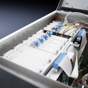 Das Kommunikationssystem von DEV ist modular aufgebaut und besteht aus einzelnen Steckkarten für jeweils einen Kanal, die in einen entsprechenden Baugruppenträger gesteckt werden