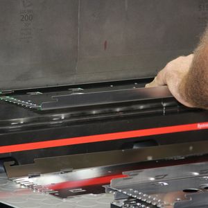 Wenn man nur Kleinteile biegen will, warum sollte man dann Platz für eine grosse Maschine aufwenden?