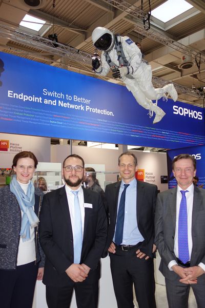 Discover the Security Area mit (v. l.) Katja Meyer und Christoph Riese, Sophos, Andreas Bechtold, Infinigate, und Bernhard Oertel, Sophos. (Bild: IT-BUSINESS)