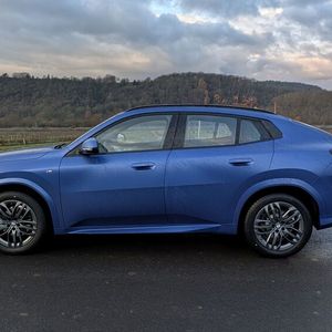 2. Die Abmessungen: Im Vergleich zum Vorgängermodell ist der neue X2 sowohl länger als auch breiter und höher geworden. Das Coupé-SUV ist 4,55 Meter lang, 1,85 Meter breit und 1,59 Meter hoch.(Bild:  Mauritz – VCG)