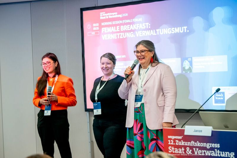 Am Morgen des zweiten Kongresstages hatten Monika Guttendörfer (Capgemini Invent), Jana Janze (Janze & Janze) und Deborah Hüller (IBM Consultung) zum Female Breakfast eingeladen ... (Bild: © Wegweiser Media & Conferences GmbH / Marc-Steffen Unger)