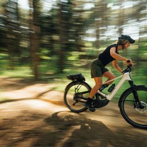 Mit dem „Muga 20“ erweitert der baskische Fahrradhersteller Orbea sein Portfolio um ein vollgefedertes SUV-E-Bike, das Alltagstauglichkeit und Offroad-Performance vereinen soll. Für Antrieb sorgen der Bosch-Performance-CX-Mittelmotor mit 750-Wattstunden-Akku und eine elektronische Cues-Schaltung von Shimano. Die Fox-Float-Federgabel mit 120 Millimetern Federweg und der Dämpfer am Hinterbau sollen für ein komfortables Fahren sorgen. Dank Gepäckträger, Seitenständer und Lichtanlage ist das Muga für tägliche Fahrten in der Stadt gut ausgerüstet. Ein zusätzliches Highlight ist der verstellbare Vorbau. Je nach Präferenz und Anwendung lässt er sich in vier unterschiedliche Positionen einstellen. So ist eine aufrechte Fahrposition mit gutem Ausblick genauso möglich wie eine sportliche Position für MTB-Abfahrten. Das Muga 20 kostet 5.999 Euro.(Bild:  www.orbea.com | pd-f)