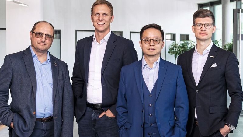 Von links: Martin Zehner, Roman Franke, Jie Zhang und Philipp Hempel.(Bild:  Geely Auto Deutschland)