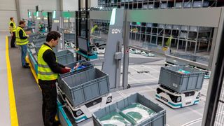 Kommissionierarbeiten mithilfe des Skypod-Lagerroboters von Exotec gehen effizient und effektiv von der Hand, Pick- und Pack-Prozesse lassen sich dabei kombinieren. (Bild: Exotec)