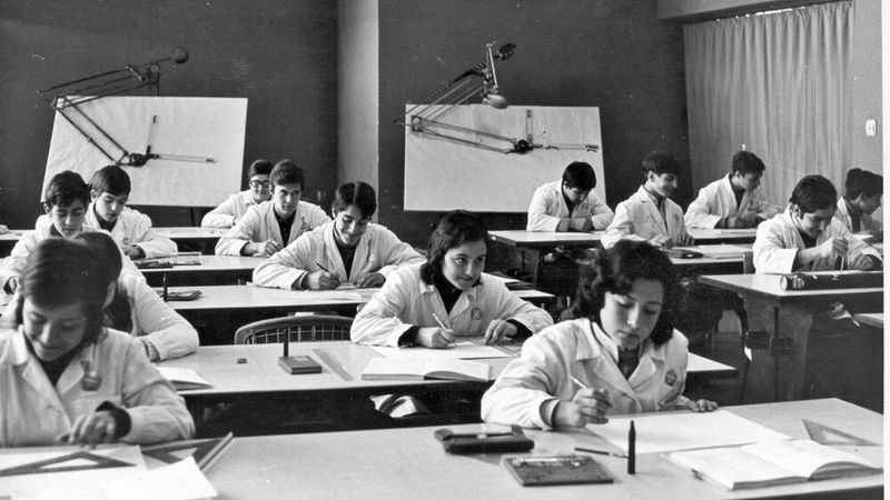 Eine historische Aufnahme des Ausbildungszentrums. Im Vorcomputerzeitalter wurde noch alles von Hand an Zeichebrettern gezeichnet, konstruiert und im Kopf bzw. von Hand gerechnet – erzählen das mal einem jungen Menschen! (Bild: Seat)