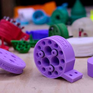 Wesentliche Bestandteile des Farmbots, wie Riemen, Pflanzaufsatz oder Bewässerungsdüse, stammen aus einem 3-D-Drucker.(Bild:   / CC BY 2.0)