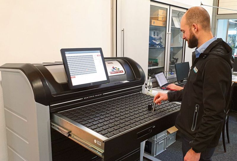 Ingersoll Anwendungstechniker Thomas Kölbl demonstriert die Bedienung des Werkzeugausgabesystems Matrix. (Bild: Ingersoll)