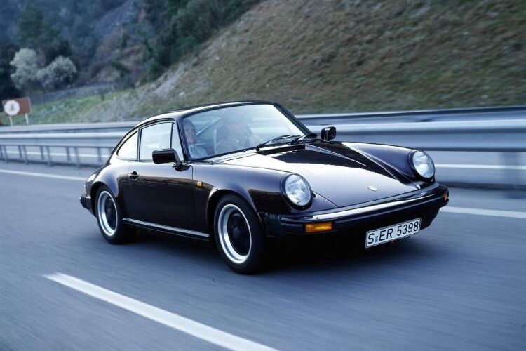 Dort sahen ihn die meisten: Auf der linken Spur. 1984 erreichte die Saugversion des 911-Motors in Form des SC-Nachfolgers „Carrera“ mit 231 PS und 245 km/h ihren entwicklungstechnischen Höhepunkt. (Foto: Porsche)