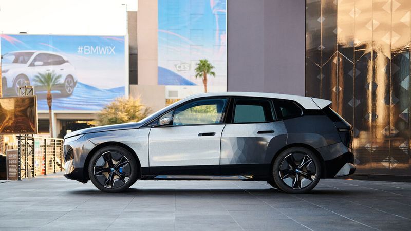 BMW zeigt eine Version des Elektro-SUVs iX, der seine Farbe ändern kann. (Bild: BMW)