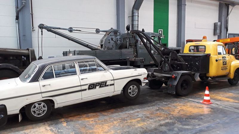 Eine nette Kombination ist dieses Gespann, bestehend aus Opel Blitz und Rekord B. Optisch orientierte sich ersterer an amerikanischen Pick-ups. Der neue Blitz war auf eine Nutzlast von 1,75 Tonnen ausgelegt (später 2 Tonnen), basierte aber technisch nahezu unverändert auf dem Vorgänger. Als Antrieb dienten weiterhin ausschließlich Sechszylinder-Ottomotoren. (Bild: Dominsky – VCG)