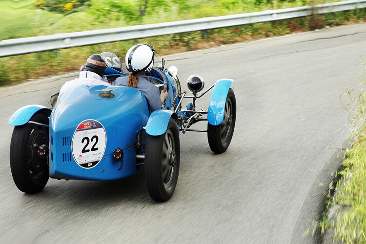 Dank seiner Gewichtsverteilung von 50:50 stürzt sich der Bugatti-Blaue in jede Kurve, dass es eine Freude ist. (Foto: Bugatti)