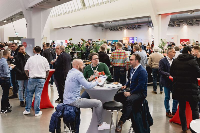 Ebenso wichtig wie die Vorträge ist die Möglichkeit zu netzwerken und sich in der Ausstellung mit insgesamt 18 Partnern und Ausstellern auszutauschen. Gold-Partner des Events waren DAT, DSR24 und die GTÜ.  (Bild: Stefan Bausewein)