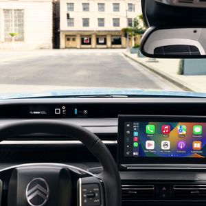 Das waagerecht angeordnete Layout zieht das Cockpit optisch in die Breite, in der Mitte sitzt ein optionales 10,25 Zoll Display (Serie ab Ausstattung Max), das 3D-Navigation sowie Apple Car-Play und Android Auto beherrscht.(Bild:  Citroen)