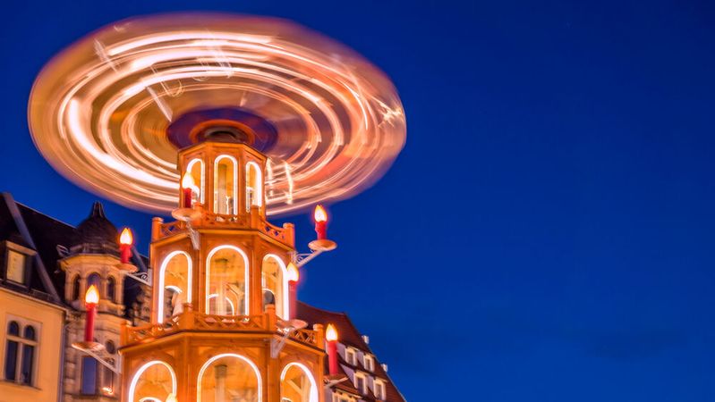 Kein Weihnachtswunder, aber dennoch faszinierend: Die wunderschönen, auch heute noch oft handgefertigten Weihnachtspyramiden drehen sich dank Luftauftrieb.(Bild: ©  Animaflora PicsStock - stock.adobe.com)