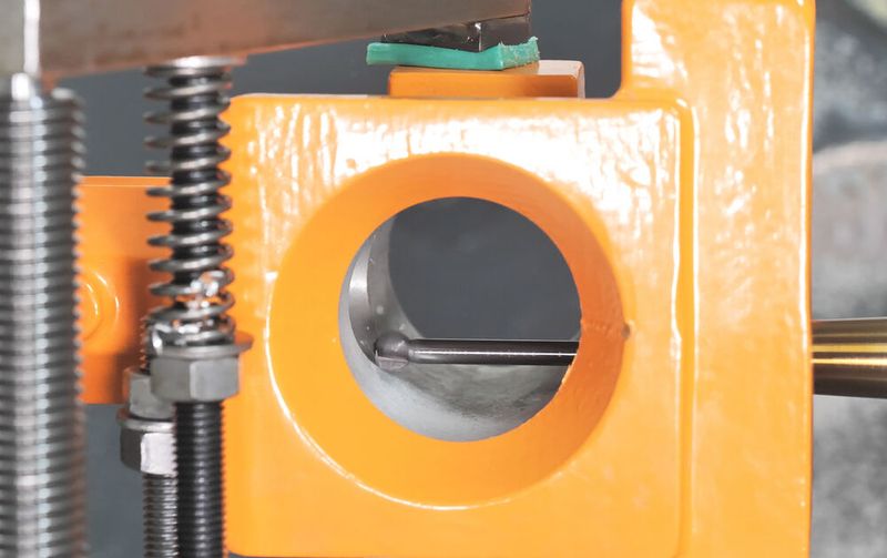Das zweite Entgratsystem bei Jelba nennt sich „Back-Burr Cutter & Path“, welches aus dem gezeigten Kugelfräser und einem individuellen NC-Datensatz besteht. Diese Synergie garantiere, dass der Kugelfräser exakt reproduzierbar die definierte Innenkontur der Kreuzbohrung abfahre.  (Bild: Kempf )