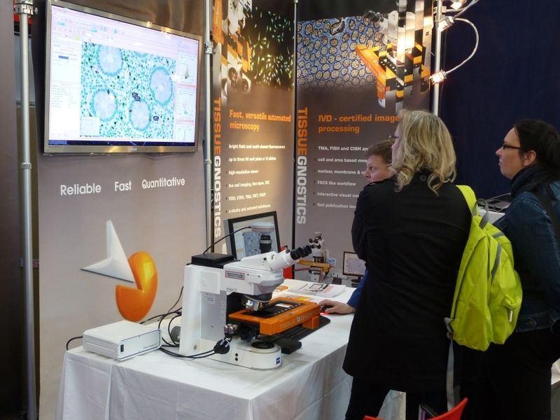 Impressionen von der diesjährigen Analytica, Halle A3 Biotechnologie/Life Sciences/Diagonistika sowie der Sonderschau zum Thema Arbeitsschutz. Produkterklärung am Stand von Tissue Gnostics.    Weitere aktuelle Bilder und Nachrichten finden Sie auf unserer Landingpage zur Analytica, in unserem Visitorguide zur Messe oder in den kommenden Tage auch auf der Bildergalerie-Übersichtsseite . (Bild: Back/LABORPRAXIS)