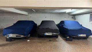 Der Blick auf die Nummernschilder verrät dem Kenner, welche Mercedes-Baureihe sich unter den Abdeckungen verstecken.  (Bild: Schreiner – VCG)