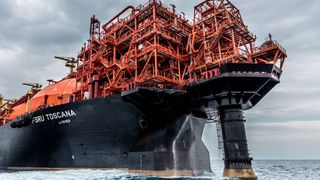 Das Unternehmen OLT Offshore LNG Toscana S.p.A. hat die „FSRU Toscana” entwickelt und betreibt sie als LNG-Importterminal zur Regasifizierung des Flüssiggases. Das Terminal ist rund 20 Kilometer vor der Küste von Livorno, Italien, festgemacht und durch eine Pipeline mit dem Festland verbunden. (Siemens)