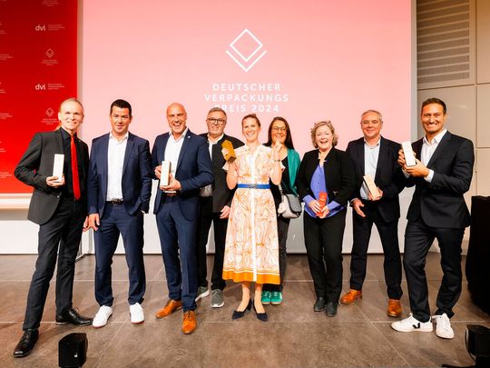 Lachende Gesichter und Stolz charakterisierten den Höhepunkt der Verleihung der Verpackungspreise 2024 in Nürnberg. Hier freuen sich nämlich die Vertreter der fünf Obersieger aus 41 ausgezeichneten Ideen – die Gold-Award-Empfänger.(Bild:  U. Niklas)