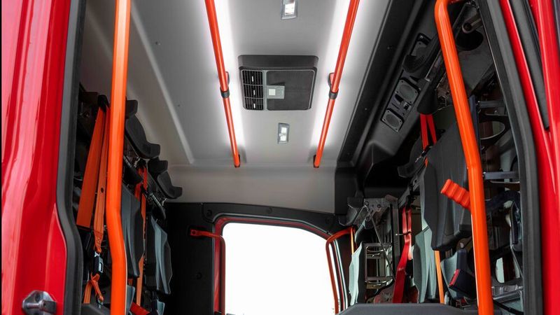 Das Fahrerhaus bietet Platz für bis zu neun Personen. (Volvo Trucks)
