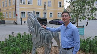 Was will man mehr? Markus Kollinger freut sich über das Ergebnis des Gesamtkunstwerks ebenso wie über den Griff zum Trumpf-Kantenfräser Trutool TKA 700: „Die Investition in dieses Werkzeug hat sich bei uns innerhalb eines Nachmittags amortisiert.“ (Bild: kk-PR)