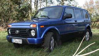 Die russische Kultmarke Lada bietet ihren Klassiker 4x4 jetzt auch hierzulande mit fünf Türen an. (Bild: Ampnet)