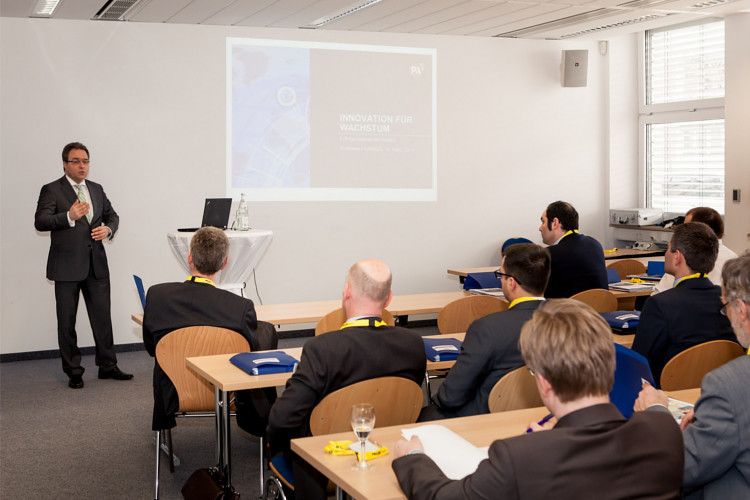 Thomas Brand von PA Consulting referierte im Rahmen des Businessfrühstücks über das Thema Innovationen. (Foto: Automobil Industrie/ Stefan Bausewein)