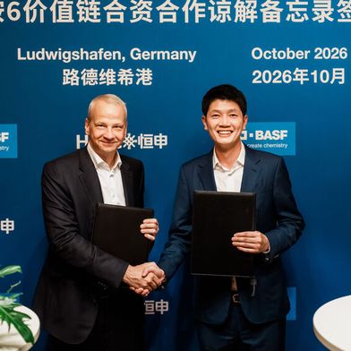 Dr. Markus Kamieth, Vorsitzender des Vorstands der BASF SE, und Chen Zhong, President und CEO Highsun Holding Group.  (Bild: BASF)