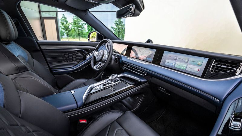 Das besondere sind die drei Displays, die über die Breite des Armaturenträgers verteilt sind. (Bild: Voyah)