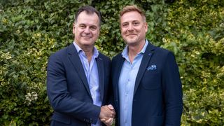 Stefan Sommer (r.) übernimmt von Thomas Schade die Position als Leitung der europäischen Monitor Business Unit mit den Marken AOC und MMD. Schade bleibt noch bis Ende des Jahres im Unternehmen, um die Übergabe zu koordinieren.   (AOC / MMD)