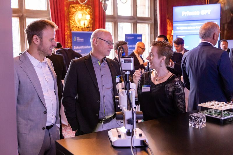 (v. l.) Matthias Otte (Green IT) mit Thomas Wolf (Ultra Consulting Network) und Anne-Marie Tumescheit (Fsas) (Bild: Fsas)