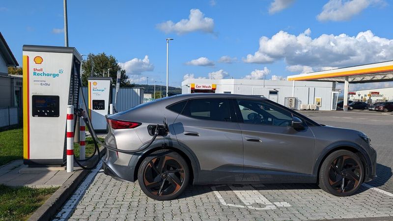 5. Die Batterie: Im Tavascan hat Cupra einen 77-kWh-Akku verbaut. Im WLTP-Zyklus gemessen kommt das SUV-Coupé mit einer Batterieladung bis zu 517 Kilometer weit, auf den Testfahrten waren es gut 420 km. An Schnellladesäulen stellt Cupra eine Ladeleistung bis zu 135 kW in Aussicht sowie einen Stopp von knapp 30 Minuten, um das Auto von 10 auf 80 Prozent zu laden. Für 100 Kilometer zusätzliche Reichweite veranschlagt Cupra sieben Minuten. An den Schnellladern, die auf den Testfahrten angesteuert wurden, floss der Strom mit gut 100 kW Ladeleistung in das Fahrzeug. Wer eine AC-Säule ansteuert, braucht Geduld: Der Tavascan lässt sich nur mit 11 kW aufladen. (Bild: Mauritz – VCG)