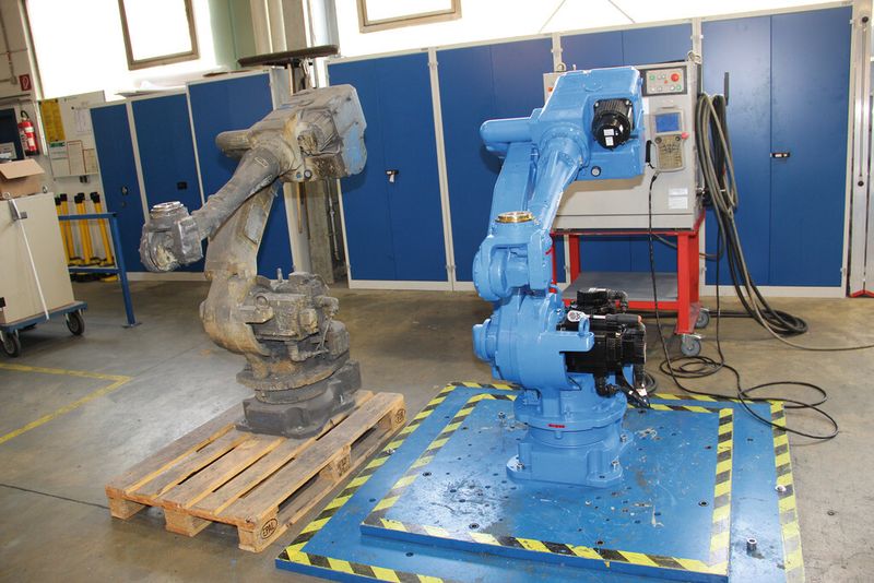Links im Bild zu sehen ist ein „Extremfall“ aus der Automobilbranche, knapp acht Jahre alt – nicht alle Geräte erreichen Yaskawa in diesem Zustand. Nach maximal einer Woche Retrofit kann das neuwertige Gerät wieder zurück zum Anwender. (Bild: Sonnenberg)