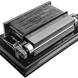 Die Dynamomaschine erfand Werner von Siemens 1866. Mit ihr wurde elektrische Energie in großen Mengen wirtschaftlich verfügbar, was den industriellen Einsatz von Elektromotoren ermöglichte.