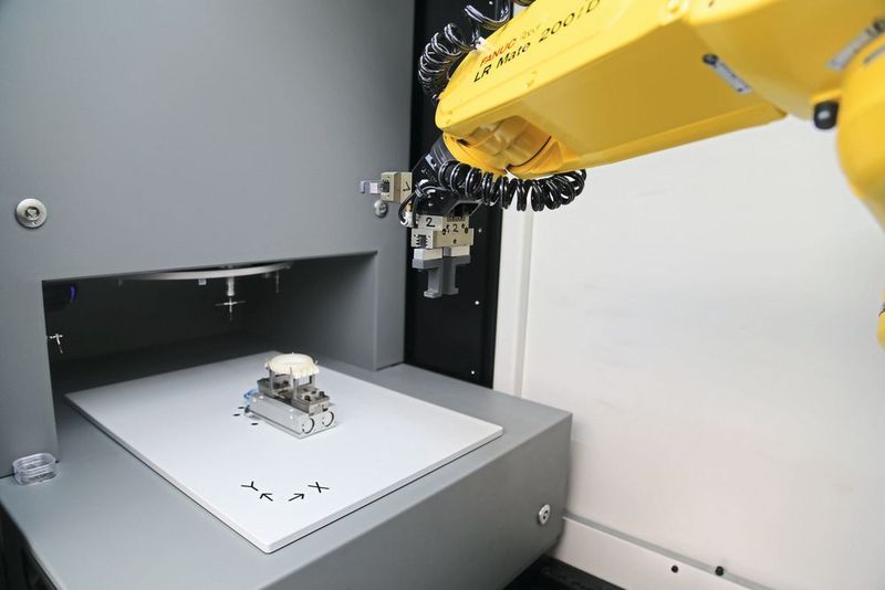 Mit dem 6-Achsen Roboter LR-Mate-200 ID werden Werkstücke nach der Bearbeitung der Messmaschine Scanflash ESPI zugeführt. (JR Gonthier, Redaktor MSM)