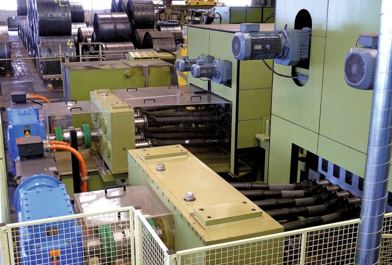 Die bis zu 10 mm dicken Bleche erfordern für fünf Vorrichtwalzen und 13 Richtwalzen jede Menge Power. Für beide Walzvorgänge bietet die Kohler-Anlage jeweils 265 kW Antriebsleistung. Die Anlage selbst wiegt etwa 140 t. (Bild: Kuhn)