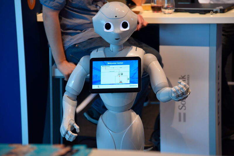 Ein Beispiel für Pepper als interaktiver Wegweiser. Der Roboter beantwortet Fragen und kann den Weg sowohl wörtlich als auch per Anzeige auf seinem integrierten Tablet anzeigen. (Sebastian Gerstl)